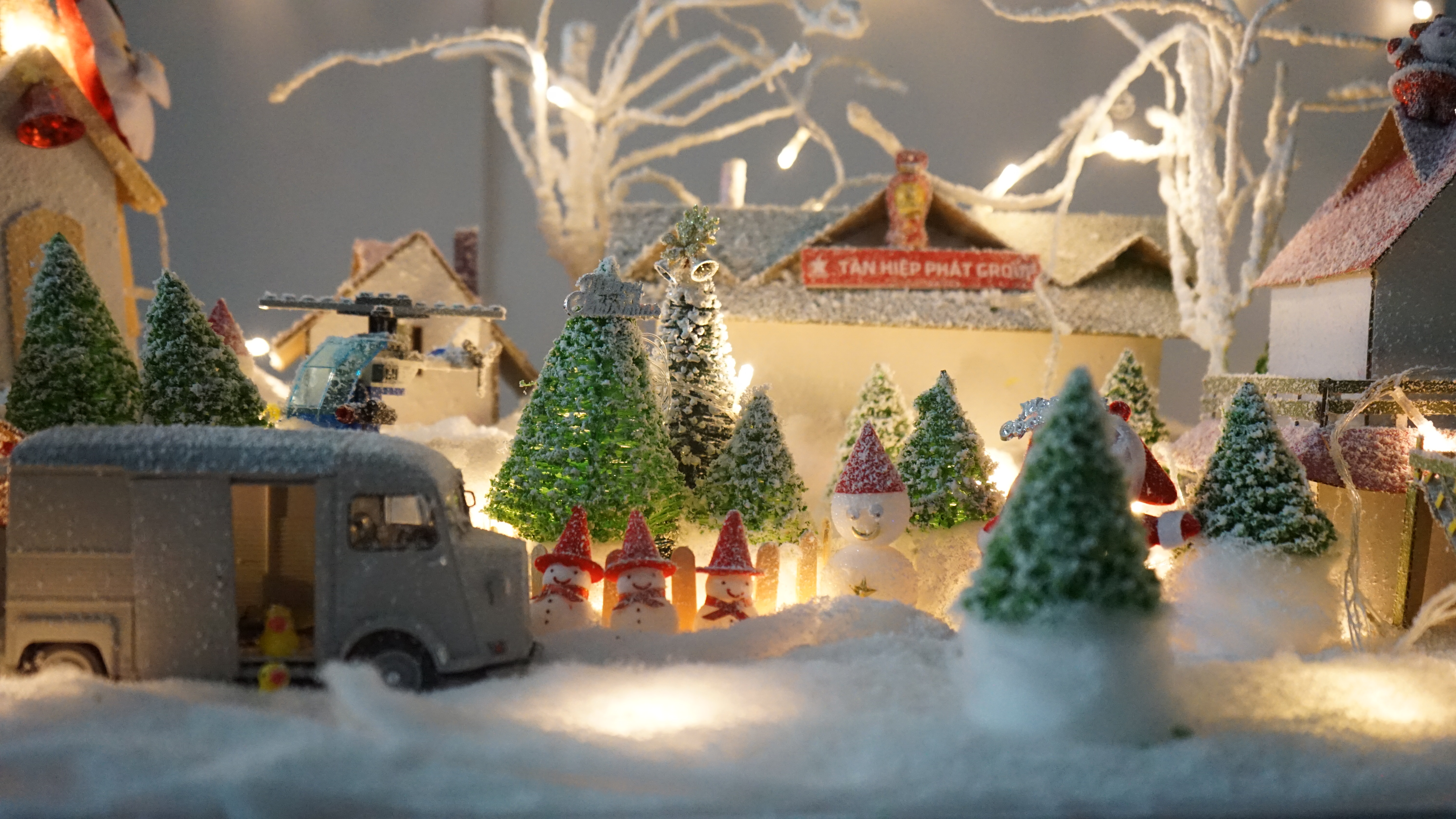 Đón một mùa Noel am ap và ý nghĩa tại gia với những hình ảnh đẹp mê hồn. Bạn có thể tìm thấy chút giản đơn từ cây thông Noel trang trí đầy màu sắc đến những chiếc bánh quy ngọt ngào đang chờ bạn. Hãy bấm vào hình ảnh để thưởng thức không khí Noel ấm cúng ngay bây giờ!